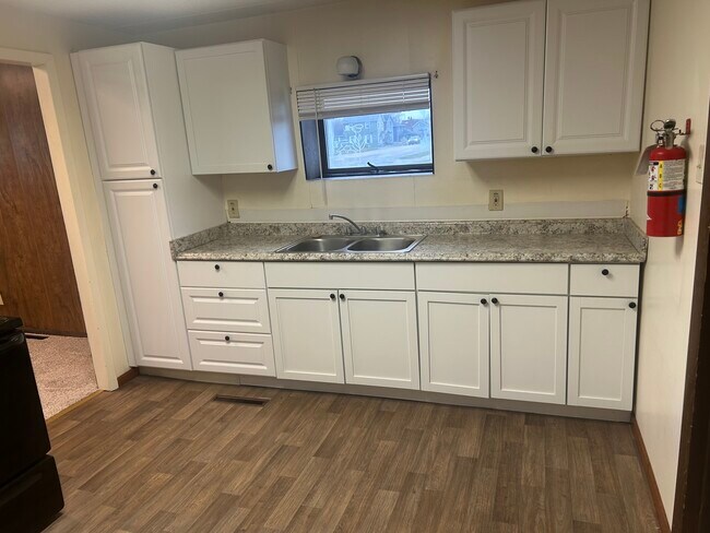 1824 N 2nd St unit 1824, Clinton, IA 52732 - photo 5