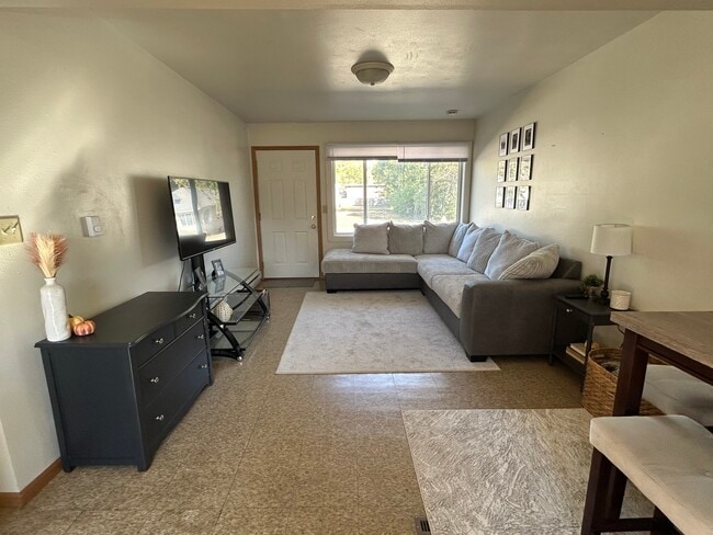 1016 W 20th St unit 1016, Cedar Falls, IA 50613 - photo 2