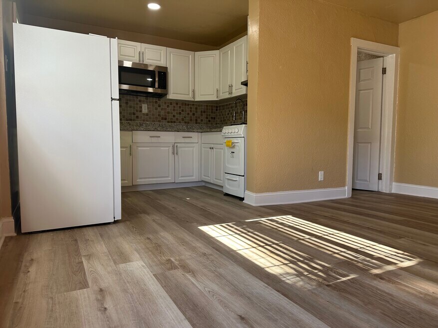 124 S Oleander Ave unit 3, Daytona Beach, FL 32118 - photo 1