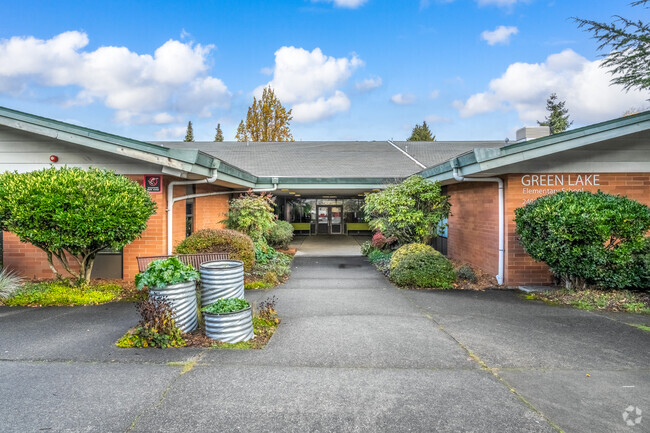 Green Lake Elementary School main entrance.