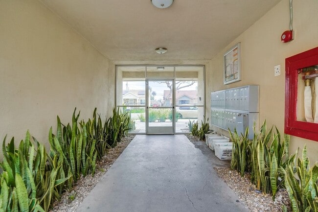 Pet Friendly Apartment Complex in South LA - Gated Parking, Laundry In-Units, Manager On-Site, Los Angeles, CA 90043 - photo 6