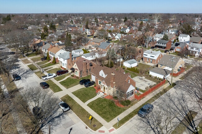 You can find many large single family homes in Golfcrest.