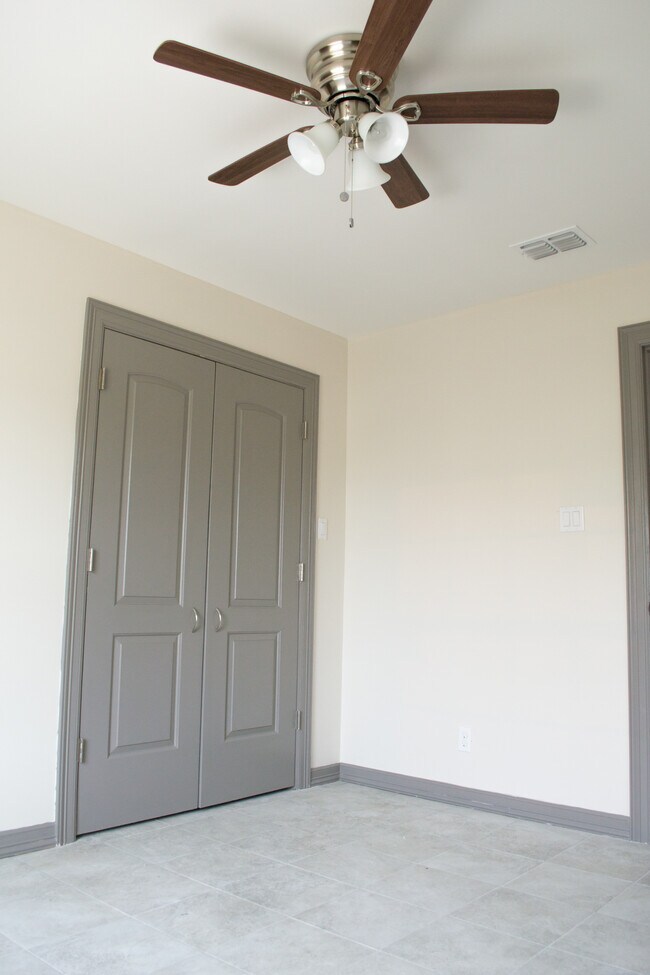 1010 Jesse St unit Upstairs, Weslaco, TX 78596 - photo 7