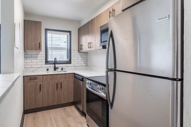 Kensington and Lauriston, Tacoma, WA 98402 - photo 2