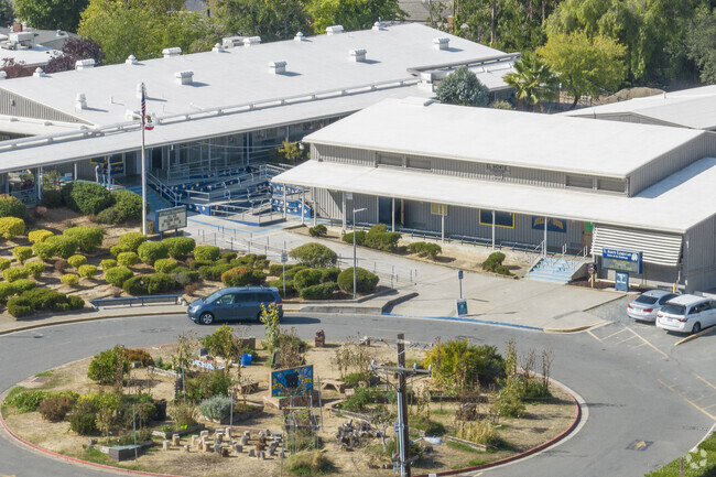 El Monte Elementary has 403 students in grades K-5 with a student-teacher ratio of 24 to 1.