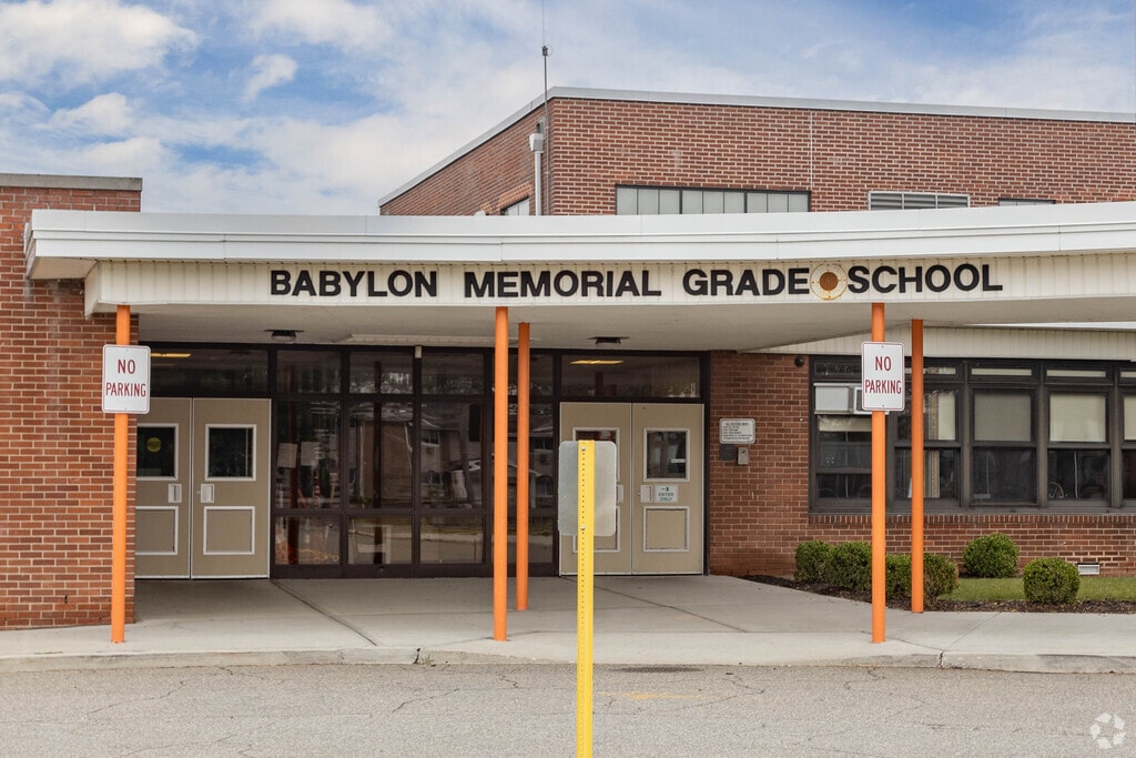 The Babylon Memorial Grade School in Babylon NY serves students in grades 3-6.