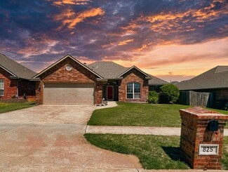 825 SW 39th St, Moore, OK 73160