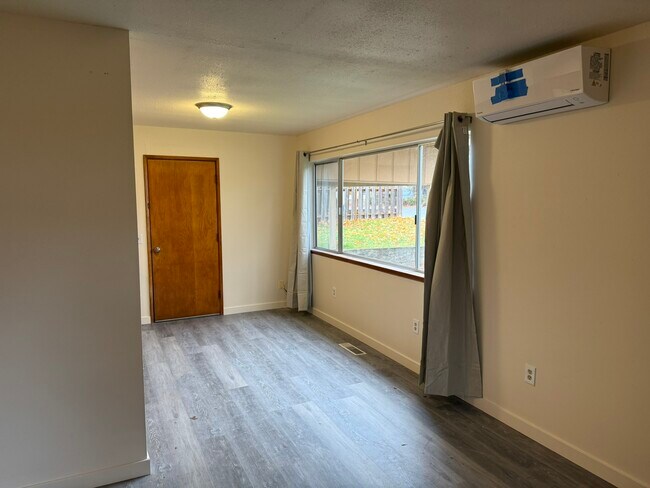 1337 SW Foundry St unit B, Grants Pass, OR 97526 - photo 3