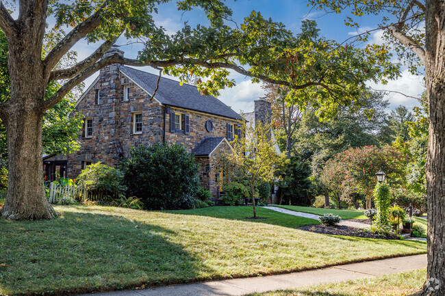 Tudor's and stone cottages are common in Hunting Ridge.