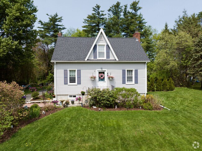 This Cape Cod in Hartland has a well-kept, manicured lawn.