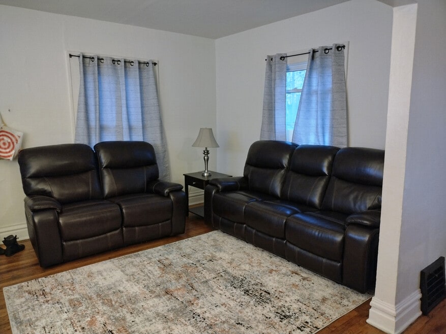 711 N Chestnut St unit 713, Lansing, MI 48906 - photo 1