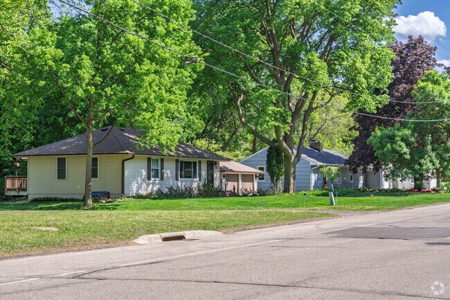 The Woodland-Highland neighborhood has some ranch style homes but also large estates.