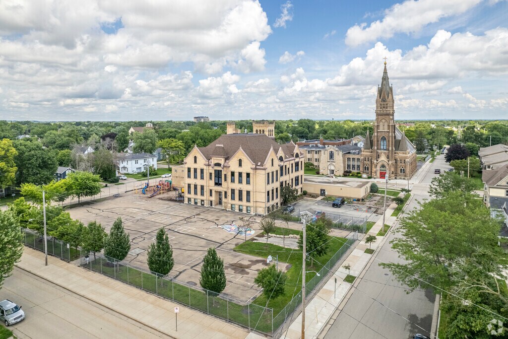Appleton Bilingual School received a C+ grade from Niche.com.