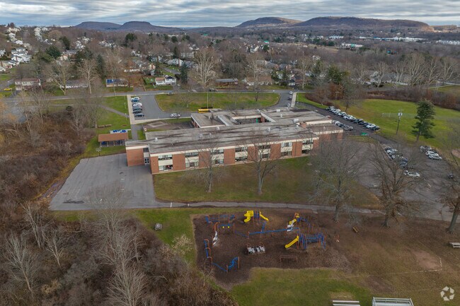 Be a part of your community at Thomas Hooker Elementary School.