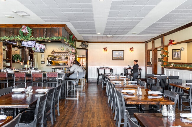 Sit in the cozy and brilliant restaurants found in Thompson's Station.