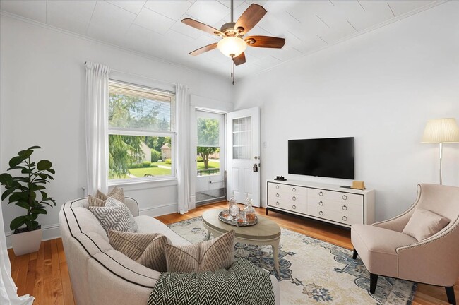 1052 Poplar St unit 1052 Poplar St, West Bend, WI 53095 - photo 3