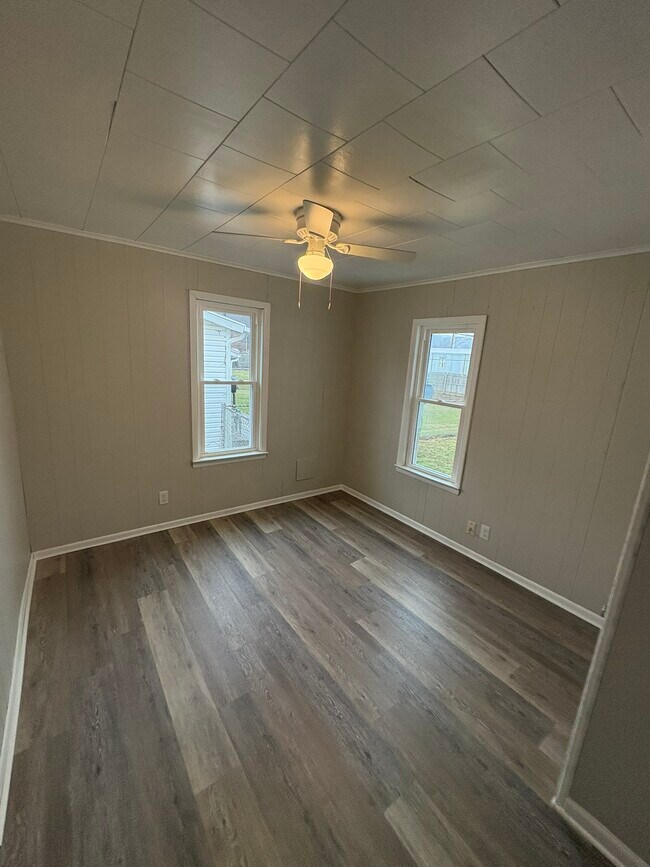 233 Chestnut St, Newcomerstown, OH 43832 - photo 4