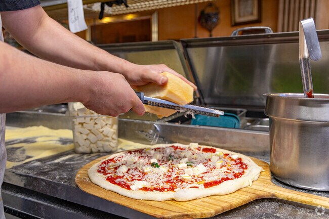Franks Pizza & Pasta is a staple for Italian fast-food favorites, like pizza, pasta & seafood.