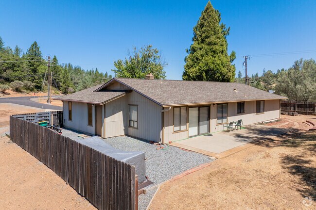 Ranch-style homes and cabins are prevalent in Auburn Lake Trails.
