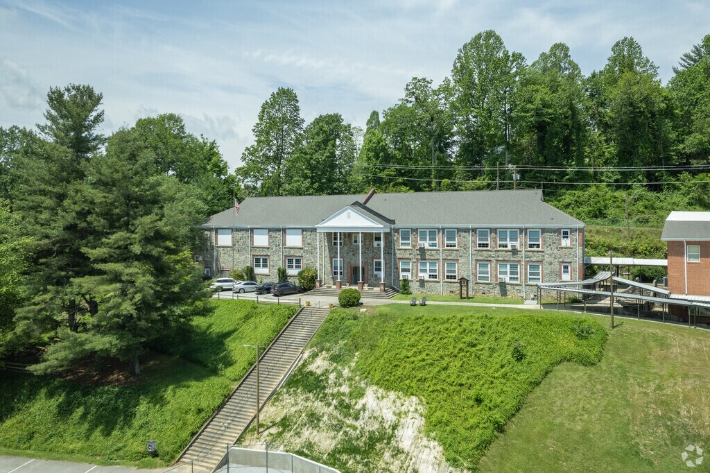 Saluda Elementary School is located near Saluda downtown.