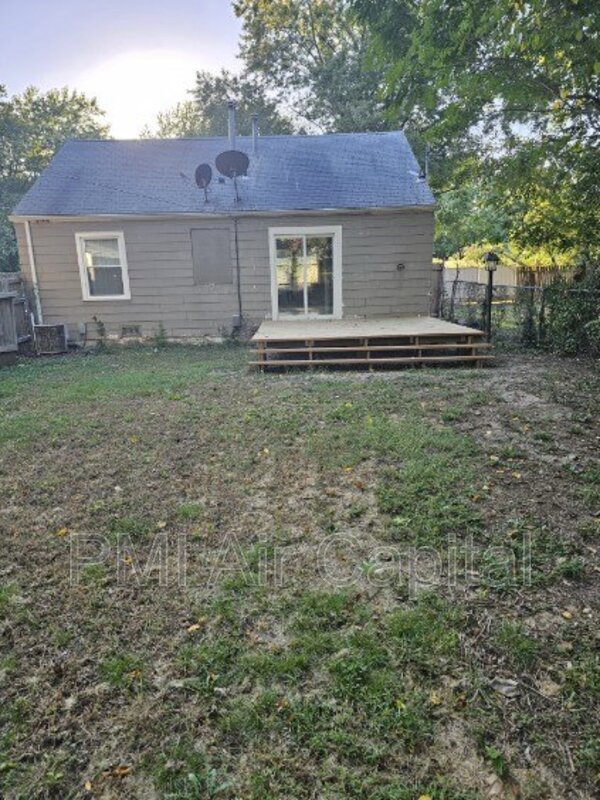 812 N Estelle St, Wichita, KS 67214 - photo 2