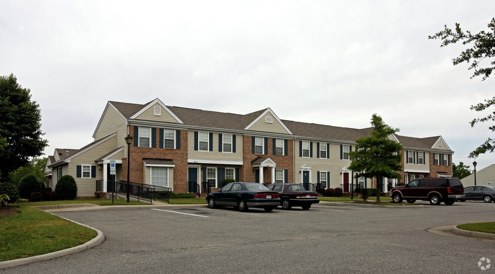 Chestnut Square, Newport News, VA 23605 - photo 1
