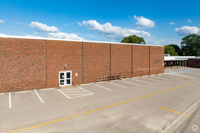 The student population of Highland Elementary School is 894 and the school serves K-5.