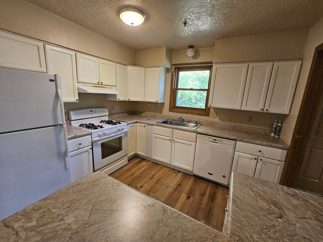 531 Lakeshore Ct, Weyauwega, WI 54983 - photo 3