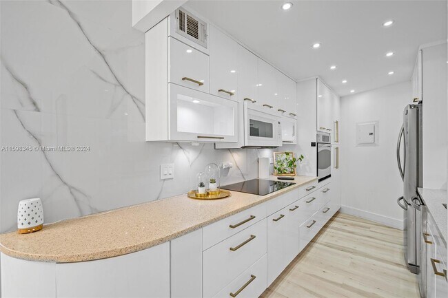 Octagon Towers unit 6D, Miami Beach, FL 33139 - photo 7