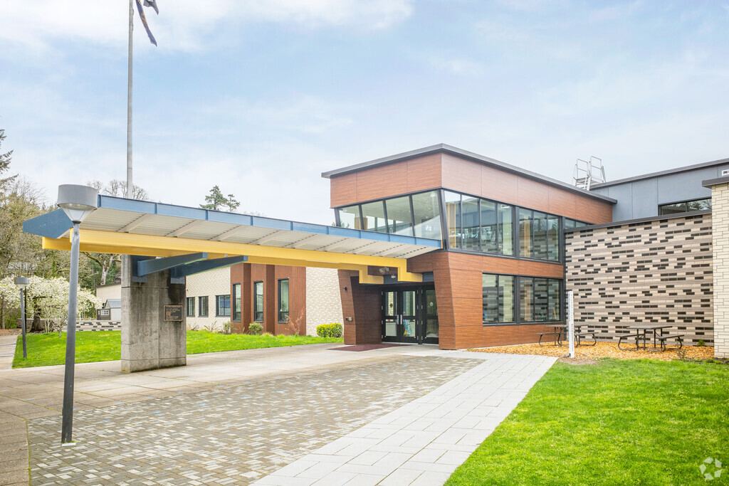 Oak Creek Elementary School in 
Oak Creek Neighborhood in Lake Oswego OR
