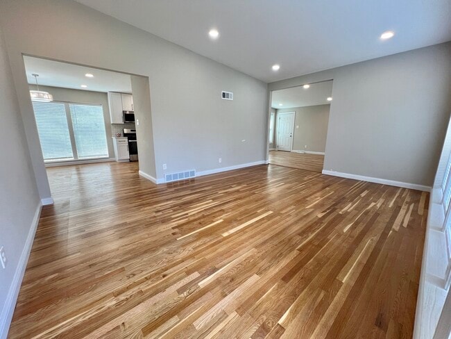 417 Wenneker Dr, Saint Louis, MO 63124 - photo 4