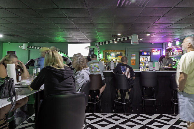 33 on Mac is the perfect for mouth-watering Mac n' Cheese, tasty desserts, and great scenery.