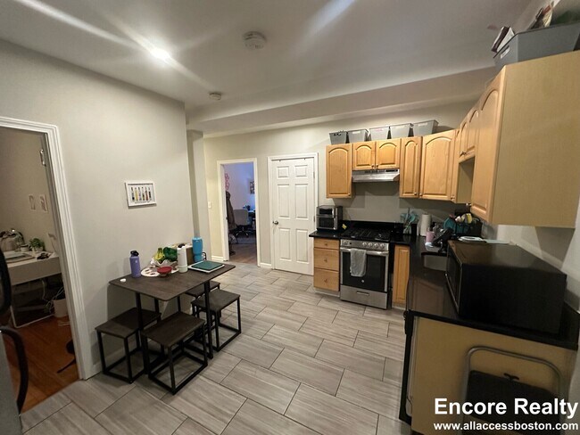 220 Hanover St unit 9, Boston, MA 02113 - photo 2
