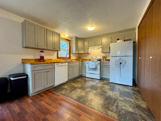 27 N Hillside Rd unit A, South Deerfield, MA 01373 - photo 5