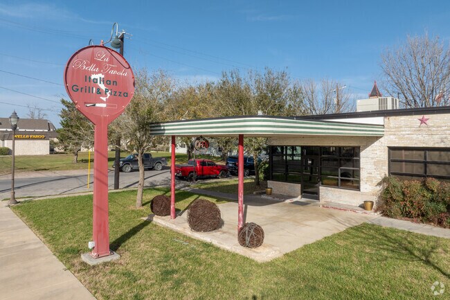 La Bella Tavola brings authentic Italian flavors to Cuero's streets.