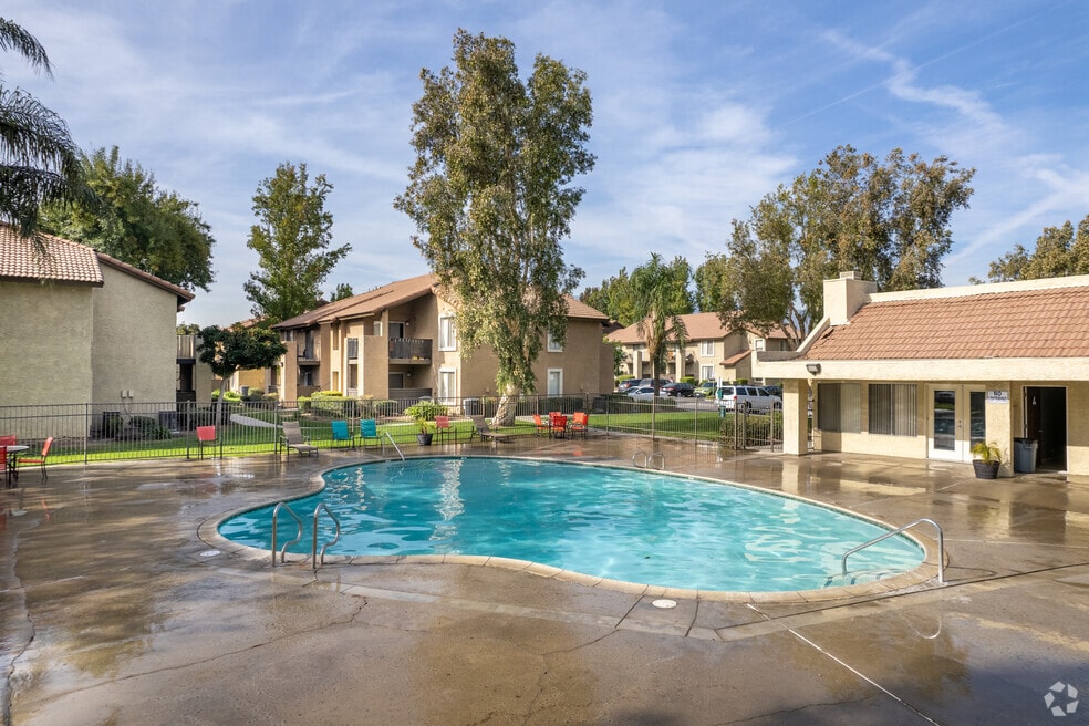 Maple Hill, Fontana, CA 92335 - photo 1