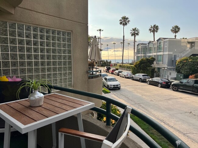 8132 Camino Del Sol unit F, La Jolla, CA 92037 - photo 2