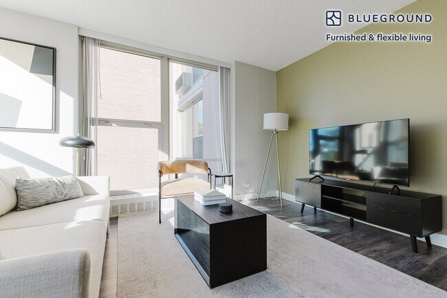 5600 N Sheridan Rd unit FL4-ID923, Chicago, IL 60660 - photo 3