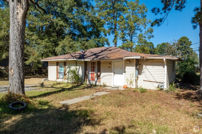 Older homes are a common site around the neighborhood of Brownsville.