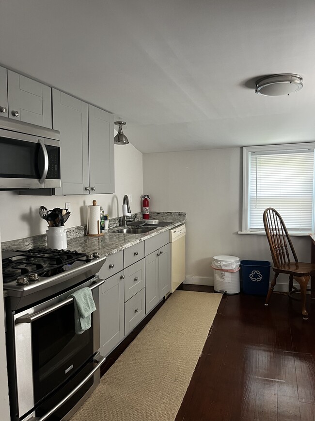 Granite kitchen & upscale S/S and DW