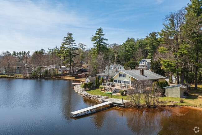 Hamilton Reservoir, the beating heart of this boating and water-skiing community.