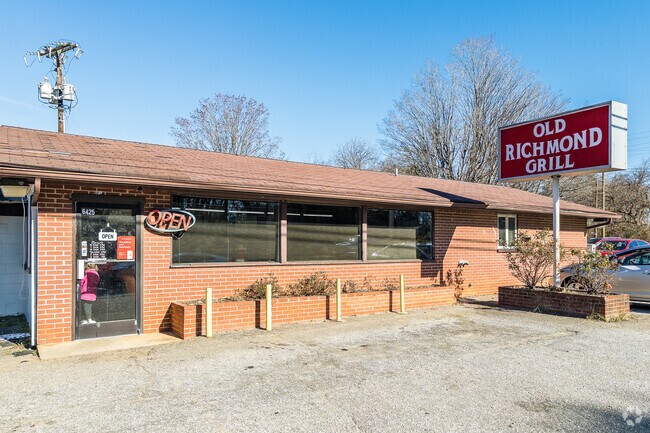 Residents of North Haven/Swink Acres enjoy lunch and dinner options at Old Richmond Grill.