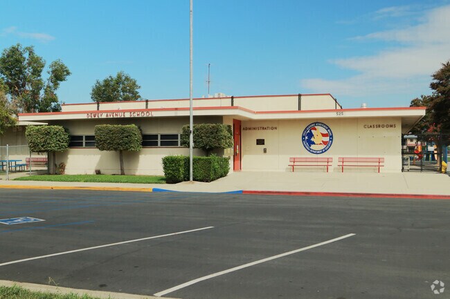 Dewey Avenue Elementary School provides education in the neighborhood of San Gabriel.