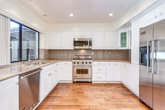 11102 Woodruff Ave unit 10, Downey, CA 90241 - photo 5