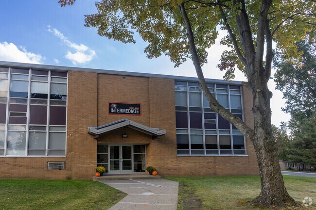 Howland Middle School receives a B-plus grade on Niche.