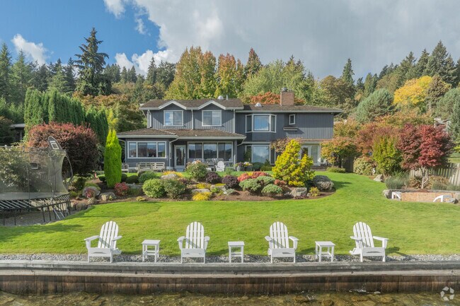 Live Lakeside in the Appleton neighborhood.