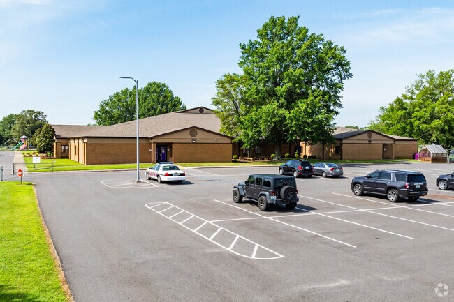 The student population of Hendron Lone Oak Elementary School is 483 and the school serves PK-3.