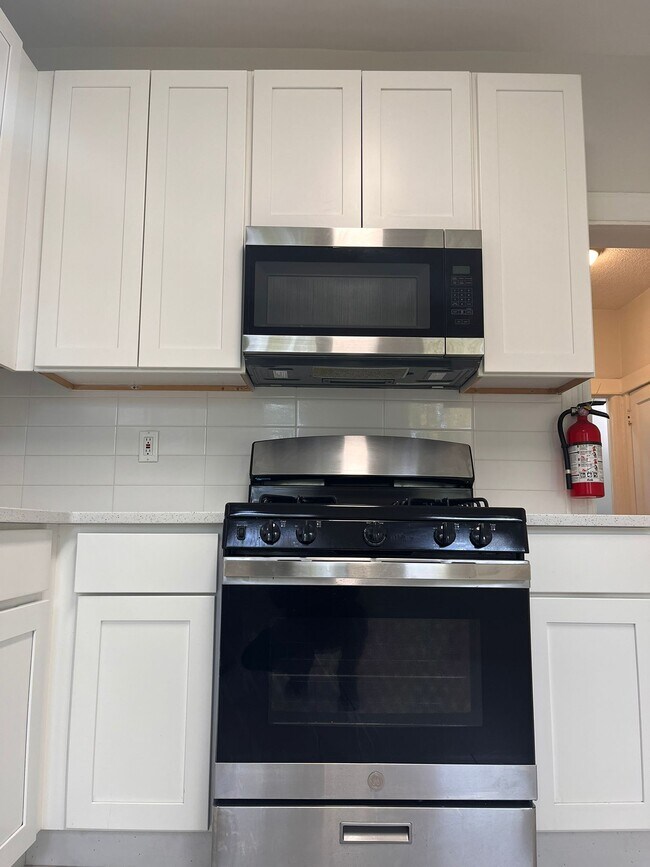 256 Dwight St unit 2, Jersey City, NJ 07305 - photo 4