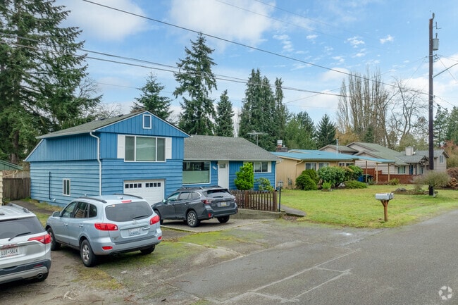 Homes range in style and price range throughout the Hillwood neighborhood.