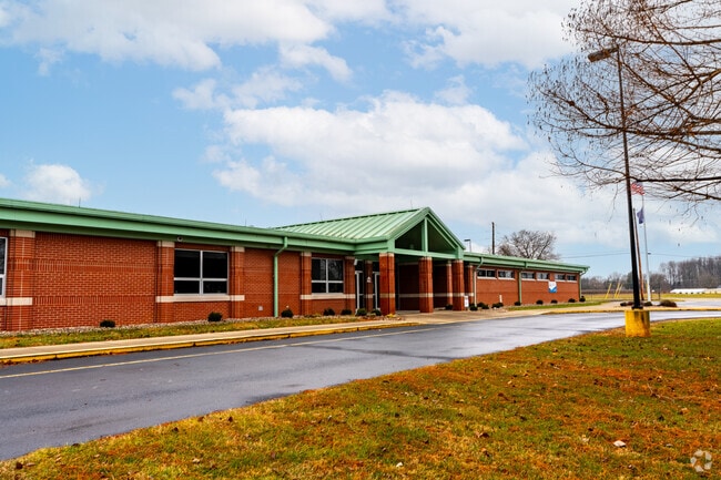 There are 89 students at New Middletown Elementary School.